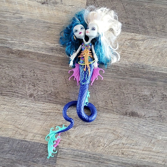 Bundle Lot of 7 Monster High dolls, clothes, shoes used - Picture 4 of 10